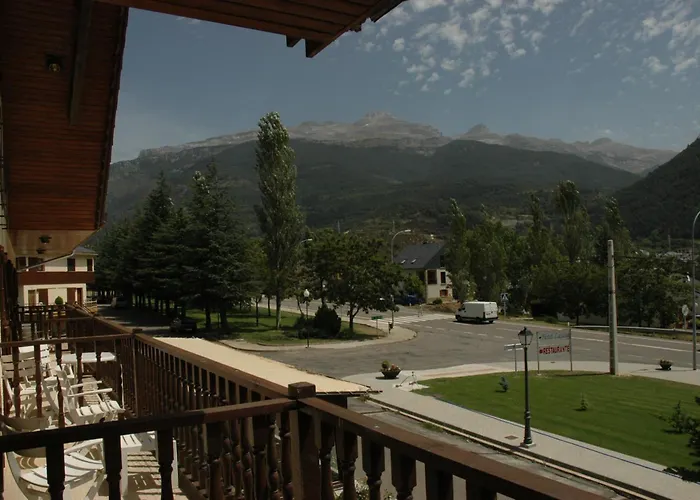 Villanua-edificio Collaradeta- * Villanúa