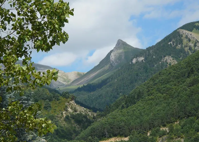 Villanua-edificio Collaradeta- * Villanúa