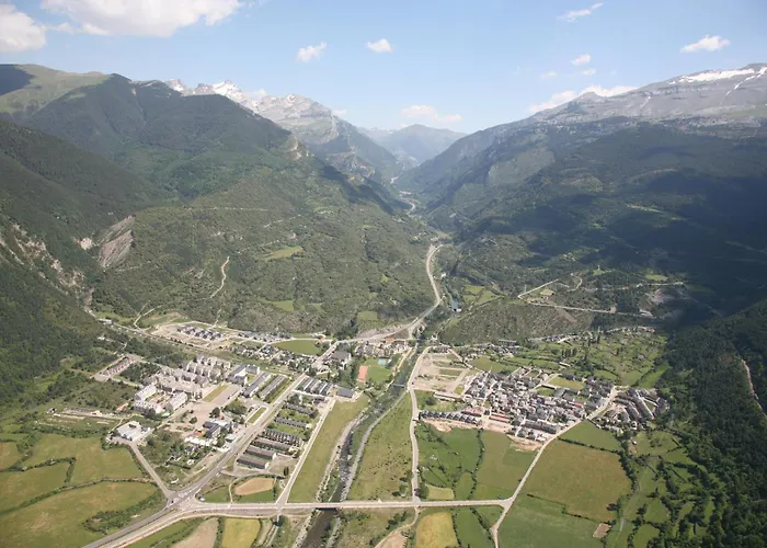 Albergue Villanua-edificio Collaradeta- *